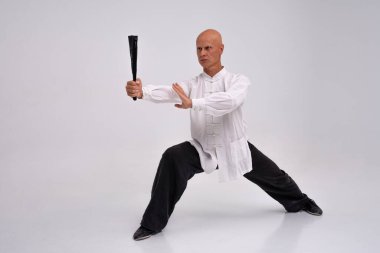 Wushu ustası eğitim sürecinde