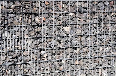 Gabion gri taştan yapılmış