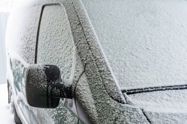 Arabanın yan tarafı güzel beyaz karlarla süslenmiş..