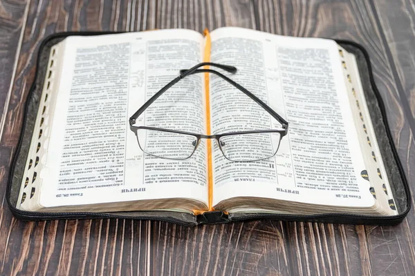 Szemüveg Fekszik Biblia Közelről Háttér — Stock Fotó