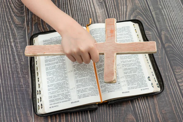 Une Fille Tenant Une Grande Croix Bois Près Bible Sur — Photo