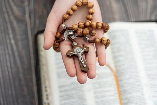 Een Meisje Met Een Kruisje Bovenaan Bijbel — Stockfoto