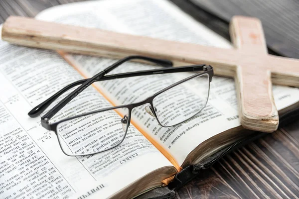 Large Wooden Cross Glasses Lie Bible Close — Zdjęcie stockowe