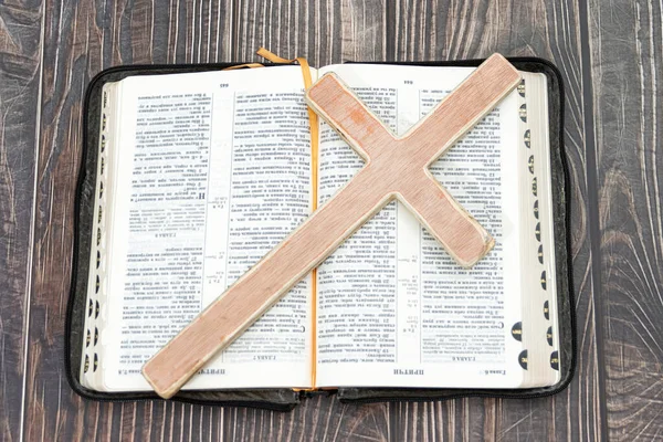 Sur Bible Ouverte Trouve Une Croix Bois Vue Sur Dessus — Photo