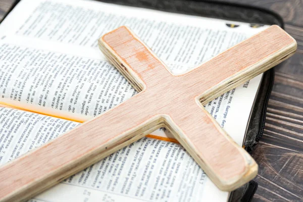 Une Grande Croix Bois Sur Bible Ouverte — Photo