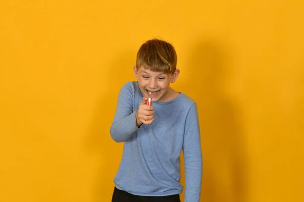 Enfant Inadéquat Avec Grand Sourire Terne Regarde Fond Orange Clair — Photo