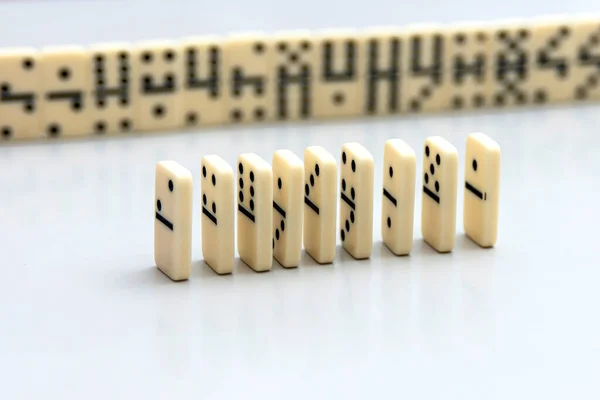 Dinding Selesai Dengan Domino Berdiri Atas Meja Putih Dengan Latar — Stok Foto