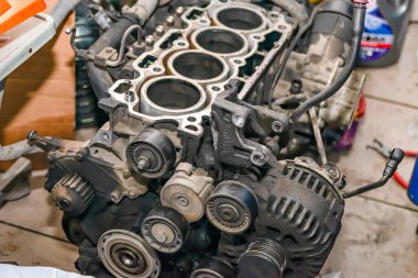 Yerde büyük ve kirli bir motor var..