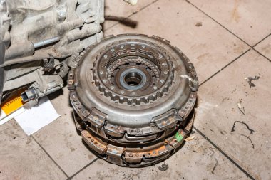 Debriyaj sepeti kirli ve yerde yağ ile kaplı..