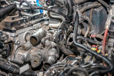 Arabanın içi kaputun altında, yakın plan..