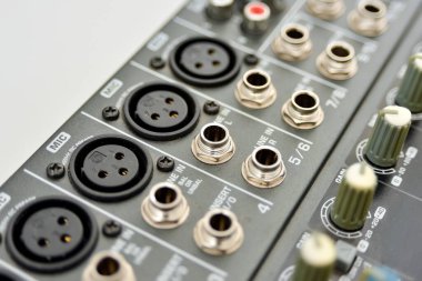 Miksaj konsolunda mikrofon hattı, yakın plan..