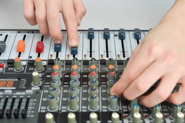 Çocuk faders hareket ve karıştırma konsol üzerinde potensiyel çevirir.