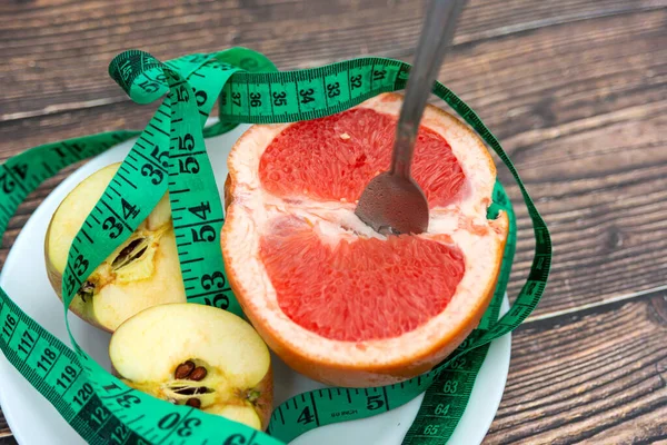 Tallrik Finns Ett Styckat Äpple Och Grapefrukt Med Gaffel Och — Stockfoto