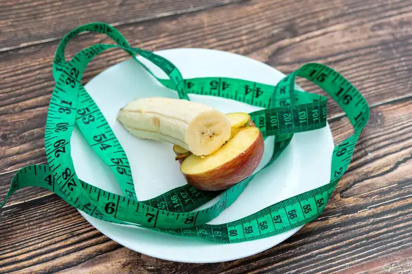 Skuren Banan Ligger Ett Äpple Med Centimeter Tallrik — Stockfoto