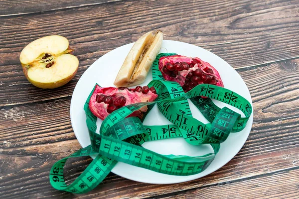 Tallrik Ett Granatäpple Brutet Mitten Banan Och Ett Äpple Ligger — Stockfoto