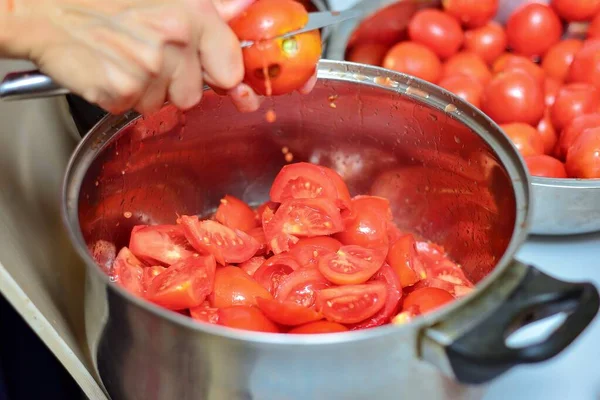 Chica Corta Tomate Por Mitad Sobre Una Cacerola Con Tomates — Foto de Stock