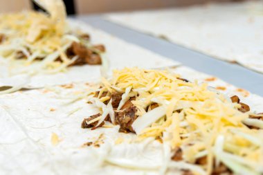 Bitmek üzere olan shawarma masada..