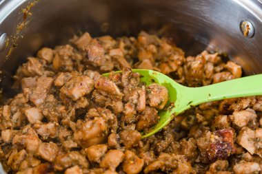 Kızarmış ve dilimlenmiş et bir tencerede..