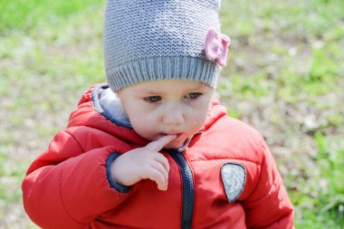 Çocuk temiz havada ağlıyordu ve parmağını ağzına soktu..