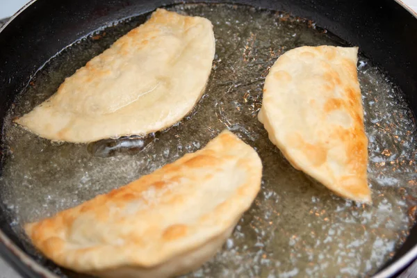 Bitmek üzere olan börekler kızgın yağda yatıyor..