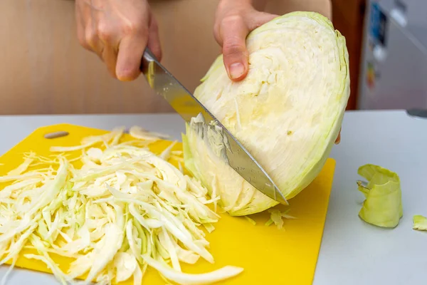 Kız shawarma için lahanayı usulca kesti..