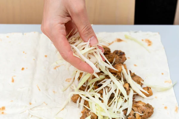 Menina Polvilha Repolho Picado Com Mão Pão Pita Com Carne — Fotografia de Stock