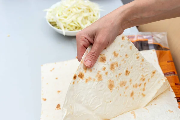 Kız Shawarma Yapmak Için Lavaş Hazırlıyor — Stok fotoğraf