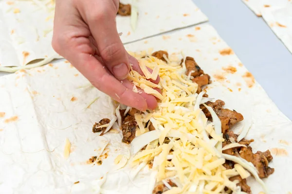 Menina Cuidadosamente Borrifa Shawarma Quase Terminado Com Queijo — Fotografia de Stock