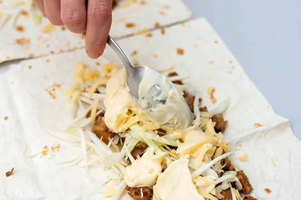 Menina Cuidadosamente Derrama Maionese Uma Colher Shawarma Quase Acabado — Fotografia de Stock