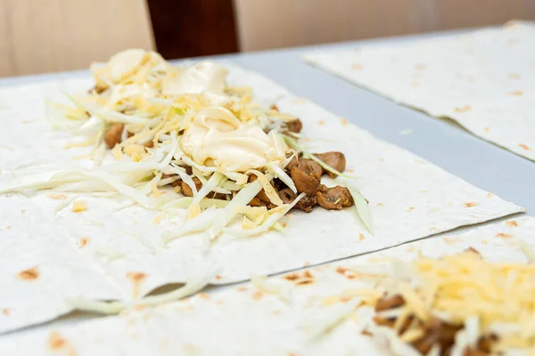 Masanın Üzerinde Neredeyse Bitmiş Açılmış Bir Shawarma Yatıyor — Stok fotoğraf