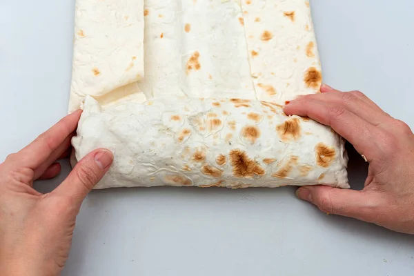 Kız Tavada Kızarmak Için Shawarma Hazırlıyor — Stok fotoğraf