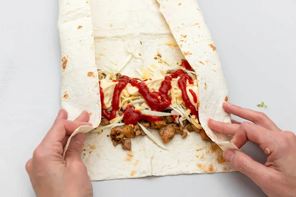 Das Mädchen Spinnt Die Fertige Shawarma Fladenbrot — Stockfoto