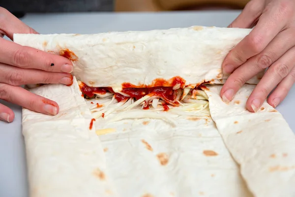Kız Shawarmayı Çevirir Ketçap Dışarı Akar — Stok fotoğraf
