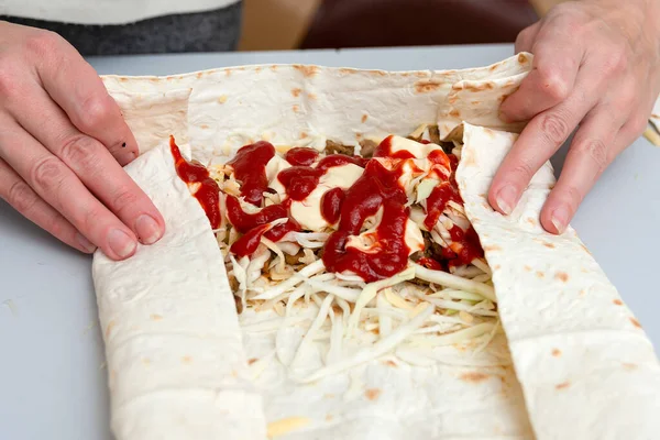 Chica Hace Girar Pan Pita Con Ingredientes Completos Para Delicioso — Foto de Stock