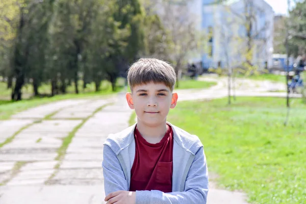 Enfant Avec Regard Intelligent Face Arrière Plan Église Dans Air — Photo