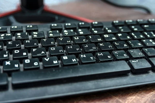 Teclado Ordinario Encuentra Mesa Junto Monitor —  Fotos de Stock