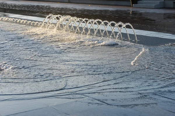 Schöne Kleine Wasserfontäne Der Straße — Stockfoto