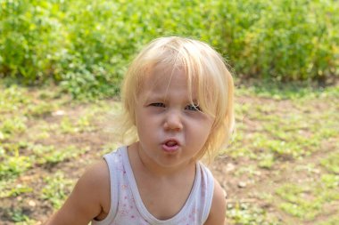 Çocuk kameranın önünde surat yapıyor..