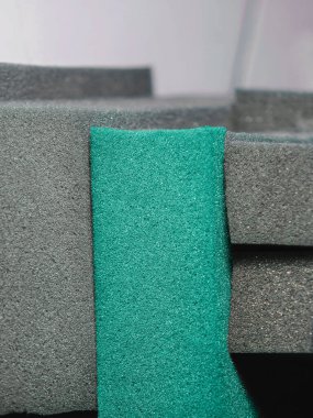 Bloklarda veya çubuklarda enine boyuna yeşil ve gri süngerimsi madde yığını