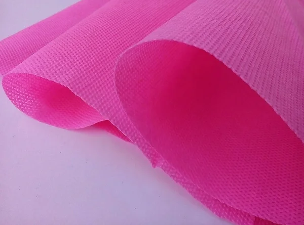 Růžový Polypropylenový Rohlík Netkaná Nebo Polypropylenová Textilie Hrubými Okraji Póry — Stock fotografie