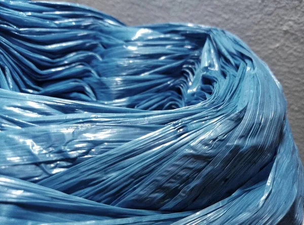 İplik rulosu. Kapalı alan dalgalı ve kaotik turkuaz mavi plastik ip dokusu