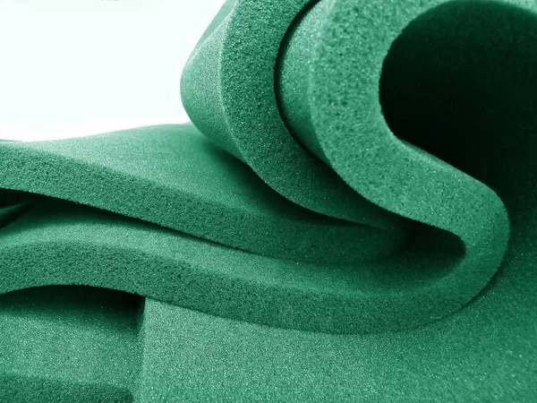 Kilka Zielonych Gąbki Materiału Piankowego Zakrzywione Fałdy Białym Tle — Zdjęcie stockowe