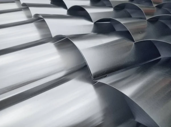 Alüminyum parçalar. Sanayi alüminyum metal yığını. Düzenlenmiş küçük kare parçalar