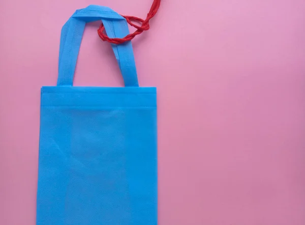 Una Bolsa Mano Con Correas Rojas Sobre Fondo Rosa Con —  Fotos de Stock