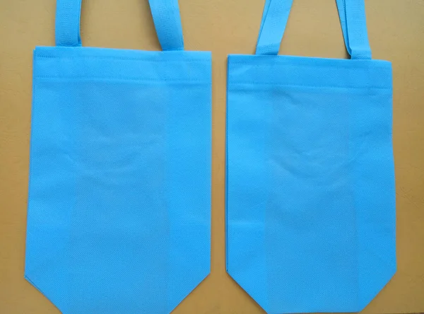 Zwei Hellblaue Tragetaschen Auf Pastellbraunem Hintergrund Tasche Aus Polypropylen Gesponnene — Stockfoto
