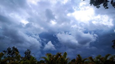 Gökyüzündeki kara bulutlar