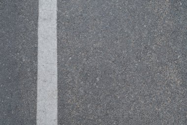 Yol yüzeyi beyaz çizgili bir yönerge olarak araç için kullanılan işaretleme