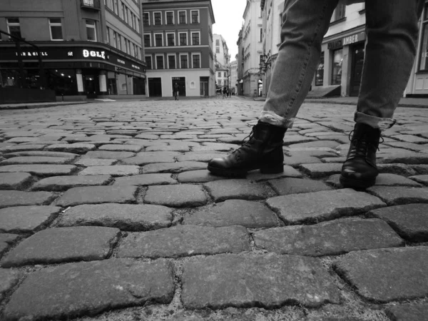 Botas Menina Cidade Velha Preto Branco — Fotografia de Stock