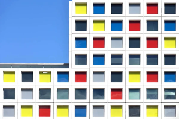 蒙德里安大学建筑的彩色几何立面 — 图库照片