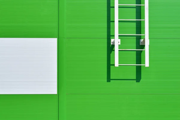 Fachada Verde Minimalista Edificio Industrial Con Escalera Blanca — Foto de Stock
